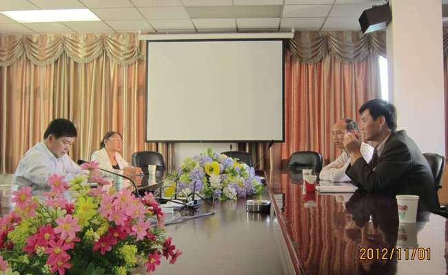 韦红教院长向对方介绍我院情况