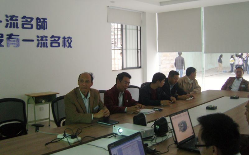 关菲明副院长在认真听取汇报