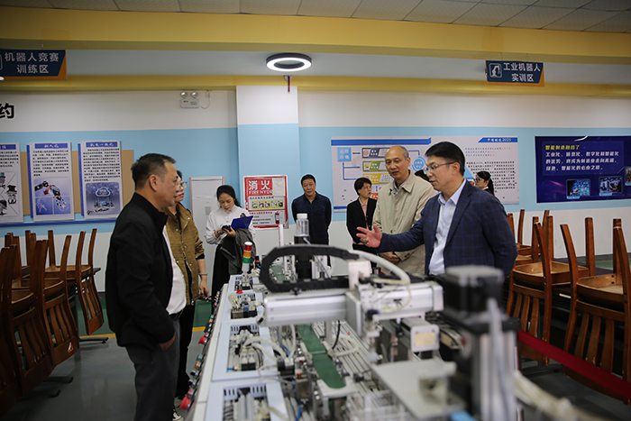 1741337997730068743.jpg 学院领导在检查邕武校区教学实训场地.jpg