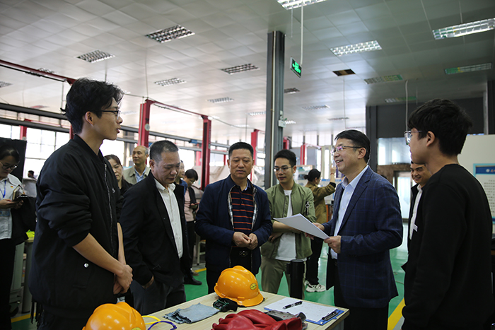 1741338006390063241.jpg 学院领导与学生交谈.jpg