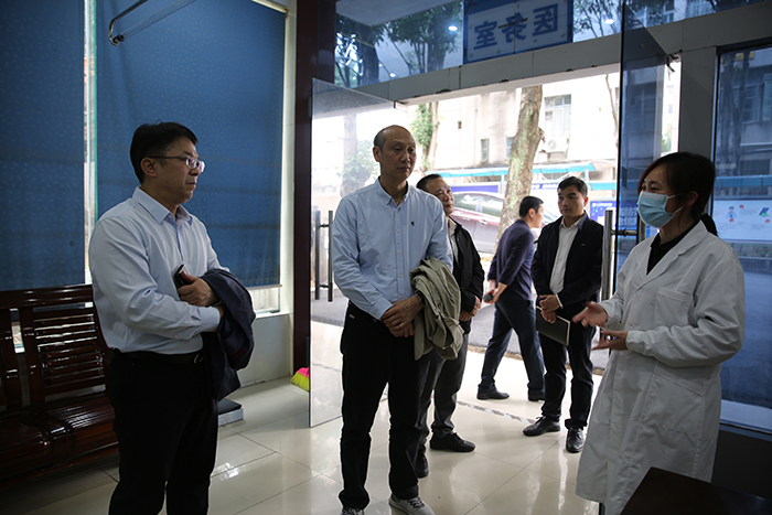 1741338015649090094.jpg 学院领导到医务室了解情况.jpg