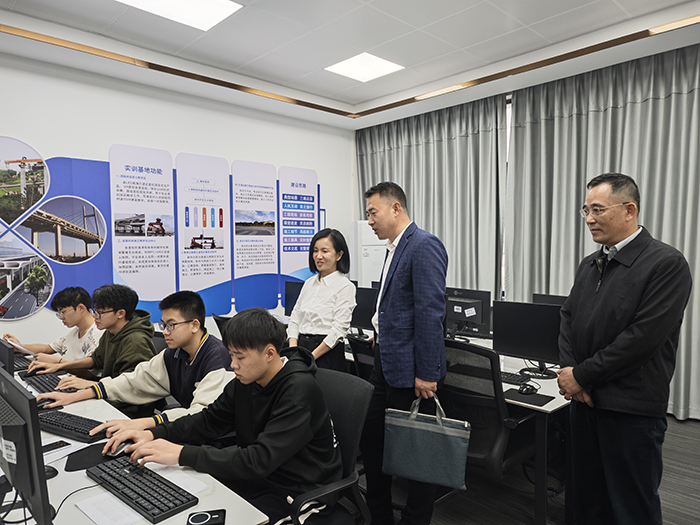 1741338026188091690.jpg 学院院领导在伊岭校区查看上课情况.jpg