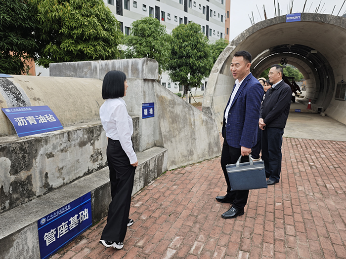 1741338039155023288.jpg 学院领导在检查伊岭校区教学实训场地.jpg