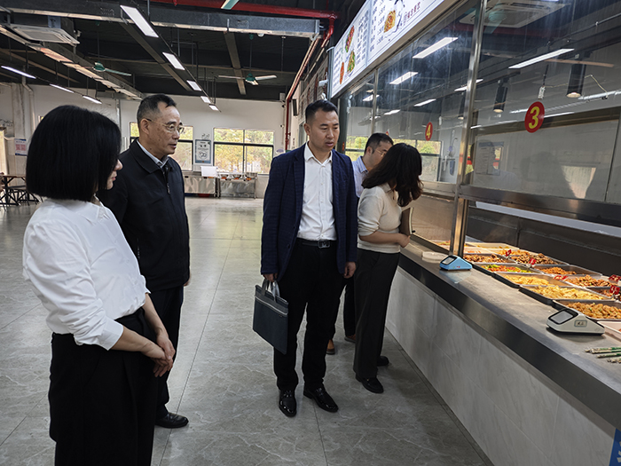 1741338048761074135.jpg 学院领导在检查伊岭校区学生饭堂.jpg