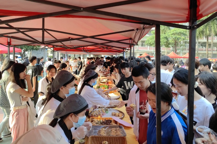 1743133054792041095.jpg 12品尝美食_副本.jpg