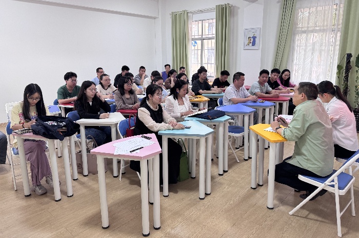 1744599061515018152.jpg 会议现场2.jpg