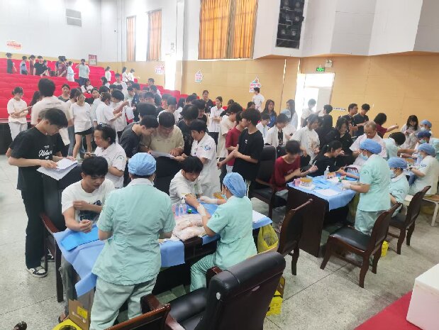 1744935442409069966.jpg 学生学习防艾知识.jpg