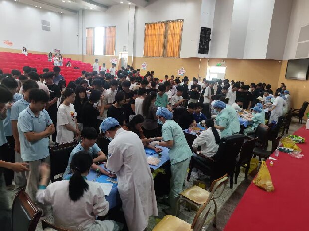 1744935448625099073.jpg 学生排队做筛查.jpg