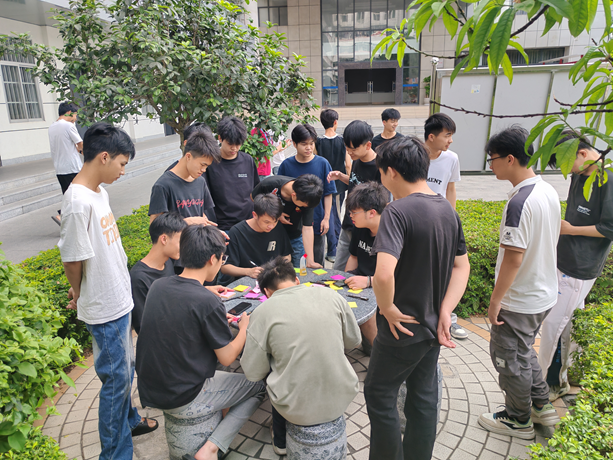 1745551918196072885.png 同学们认真写祝福卡片.png