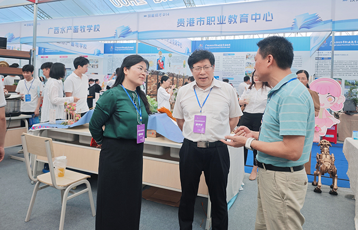 1747381509162034074.jpg 毛红孙主任向自治区人社厅领导介绍参展作品.jpg