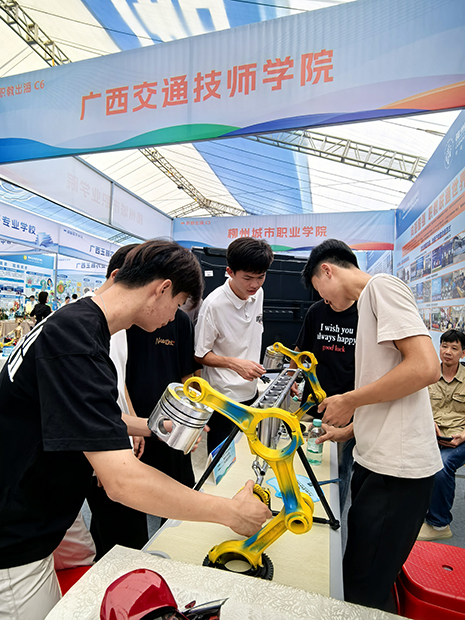 1747381546663076955.jpg 学生参观汽车零部件手工艺品.jpg