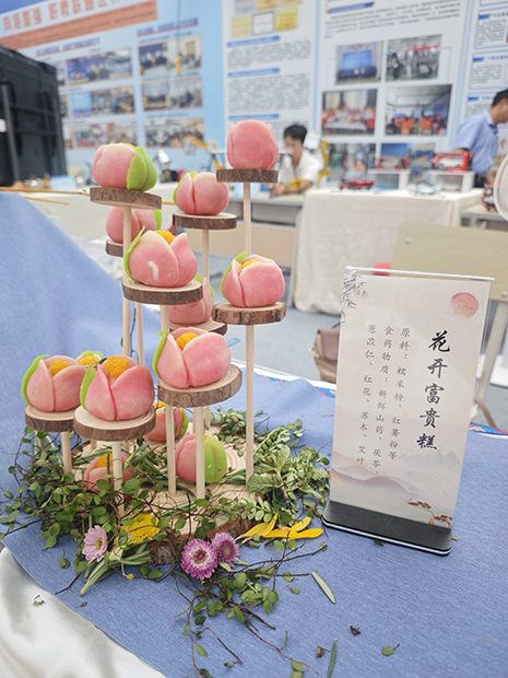 1747381633012092070.jpg 象形面点参展作品:花开富贵糕.jpg