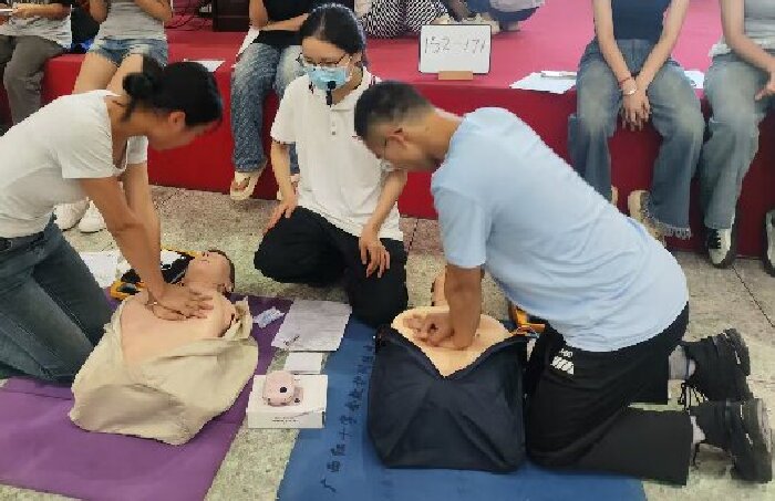 1747995253825032484.jpg 学生在进行实操模拟.jpg