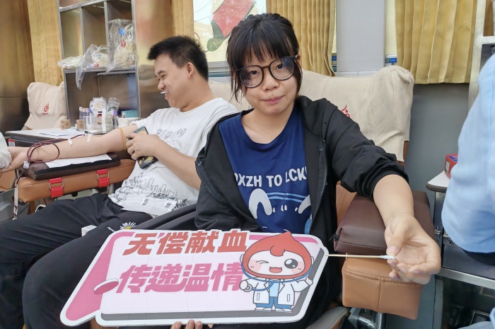 1748591363049070492.png 学生在献血车内献血.png