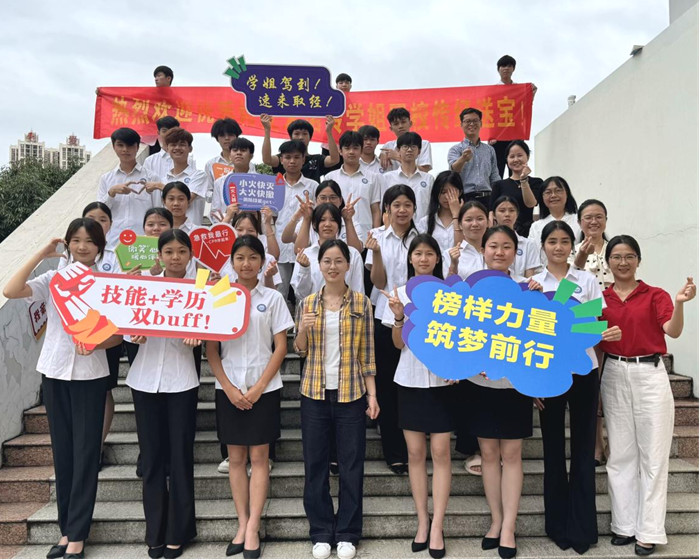 1748596917956050597.jpg 图4:朱诺玲和2024交通客运服务1班合影_副本.jpg