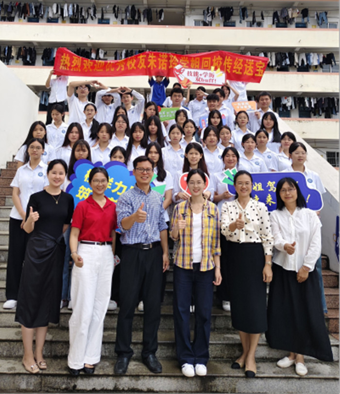 1748596924953026353.jpg 图5:朱诺玲和2024交通客运服务2班合影(1)_副本.jpg