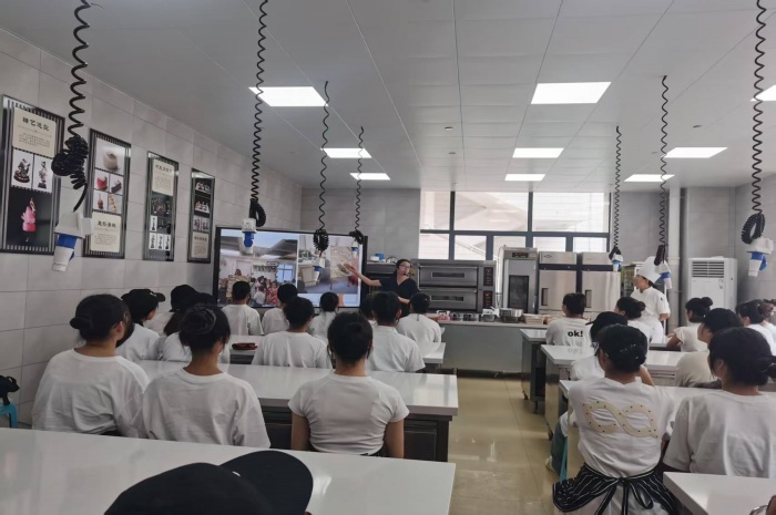 1748659093531097190.jpg 图1:周娟娟老师在授课中.jpg