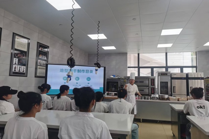 1748659111651078523.jpg 图2:张铭麟老师在授课中.jpg