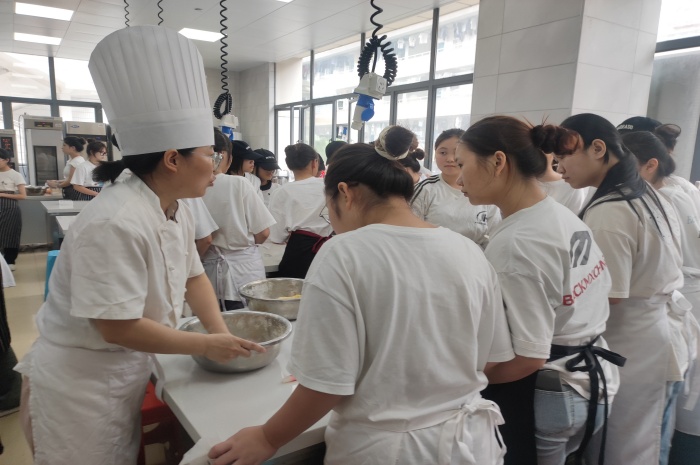 1748659128267004095.jpg 图3:张铭麟老师在示范操作讲解中.jpg