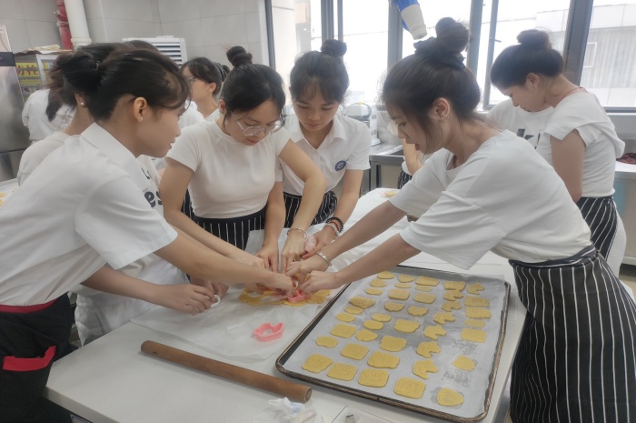 1748659139574062675.jpg 图4:学生以小组为单位制作饼干.jpg