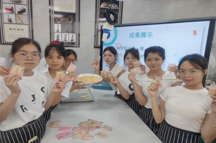 1748659151921024030.jpg 图5:学生与“劳动成果”合影.jpg