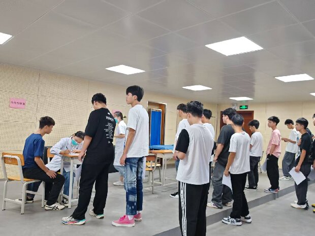 1.新生入学体检内外科检查现场.jpg