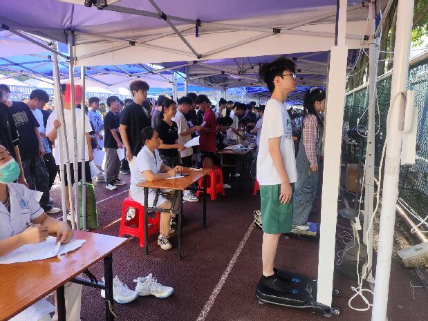 3.新生入学身高体重测量现场.jpg
