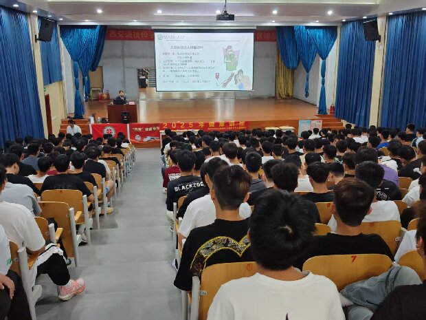 2.专家为同学们讲解艾滋病传播的途径.jpg