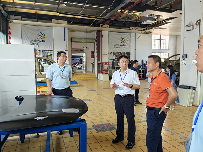 检查小组在汽车实训工位进行检查1.jpg